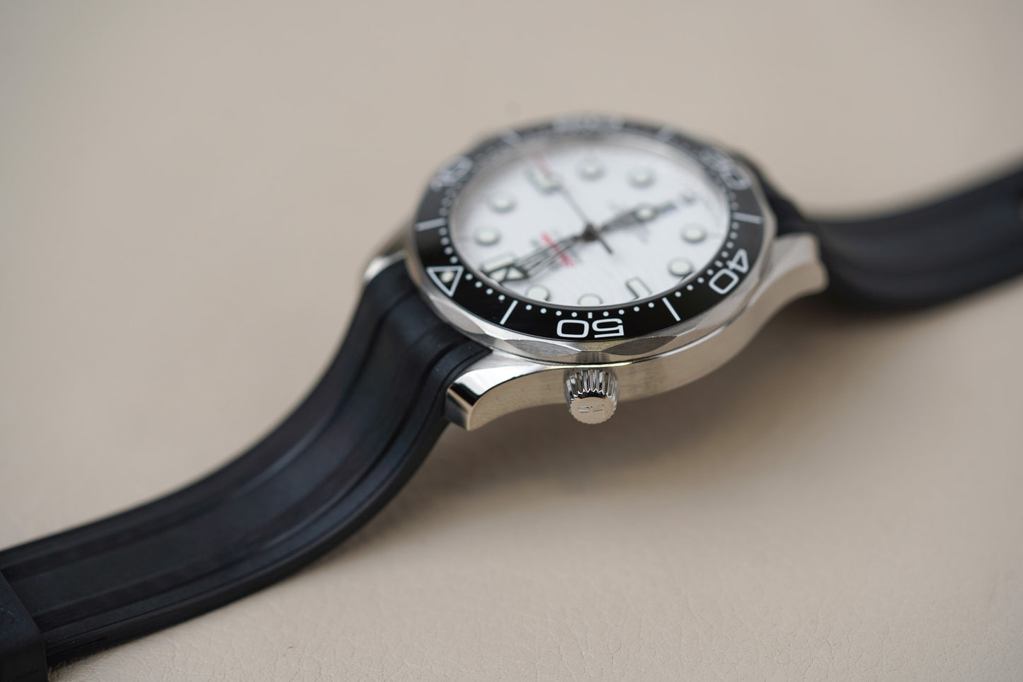 Omega Seamaster 300M White 210.32.42.20.04.001