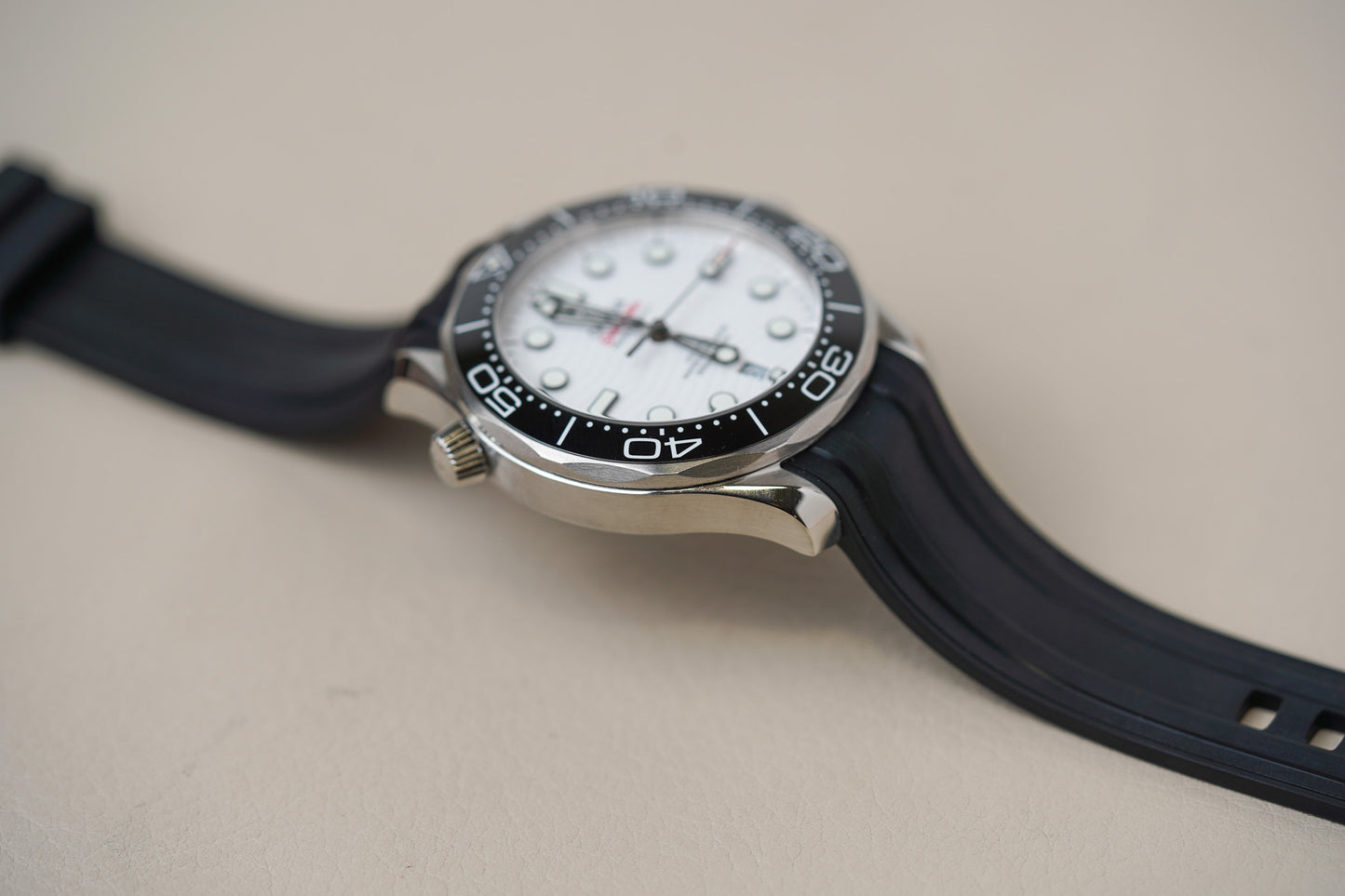 Omega Seamaster 300M White 210.32.42.20.04.001