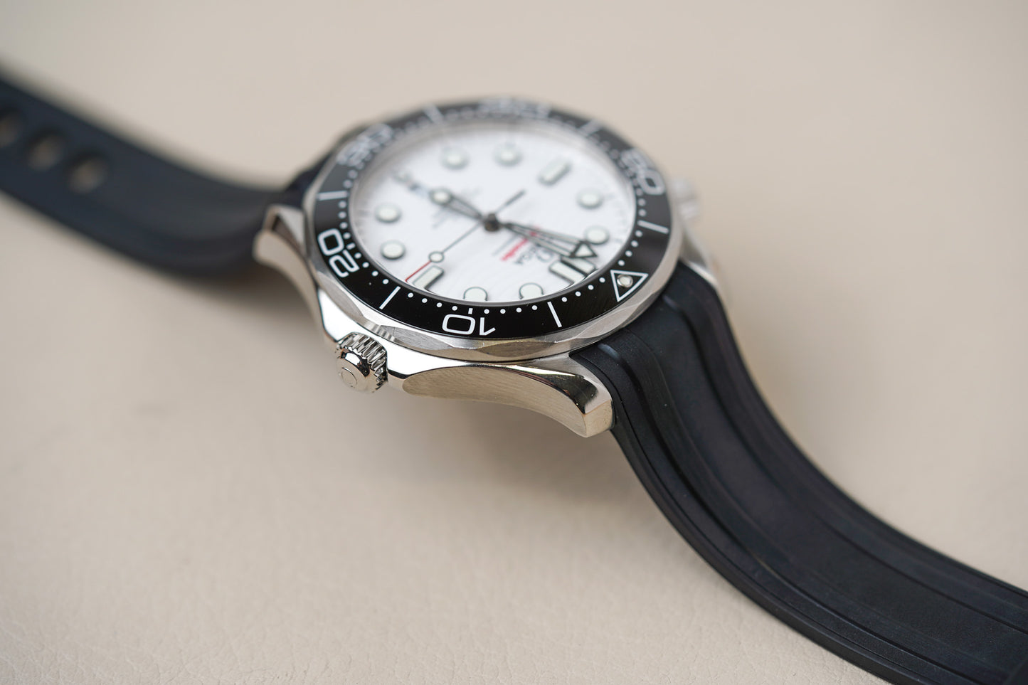 Omega Seamaster 300M White 210.32.42.20.04.001