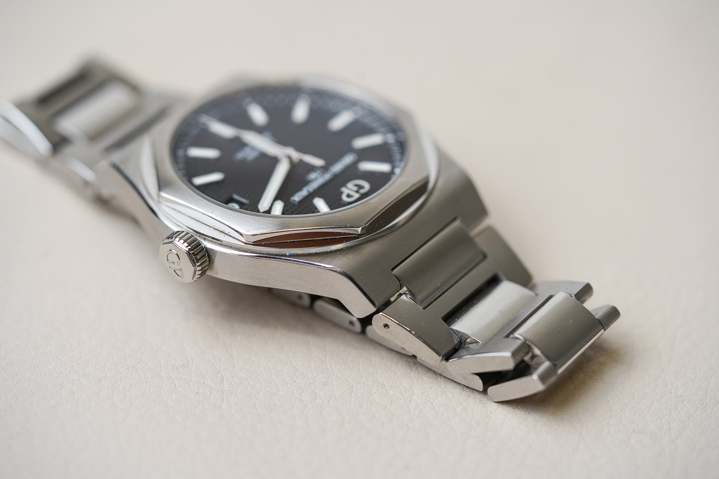 Girard-Perregaux Laureato 42mm Black 81010-11-634-11A