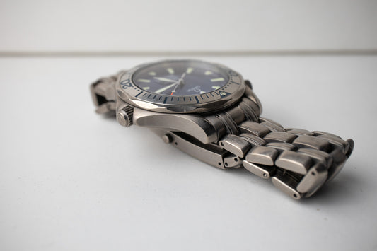 Omega Seamaster reference 2231.80 Electric Blue dial Men's watch top right side of case and lug with the watch crown
