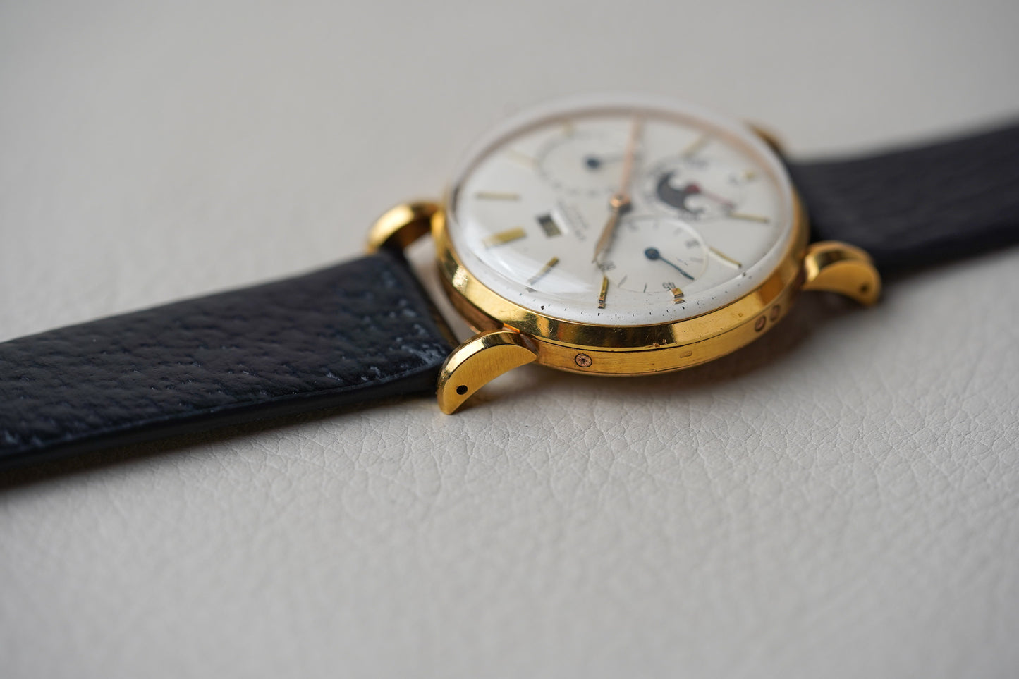 Universal Genève Triple Calendar Moonphase 18k Yellow Gold 11305