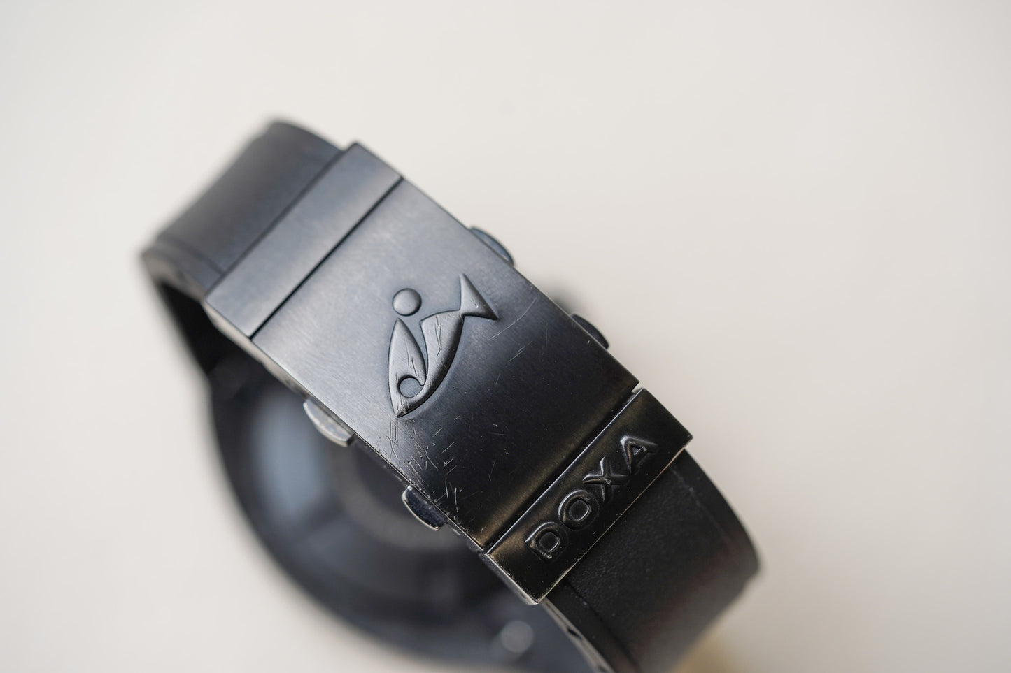 Doxa SUB 300 Carbon Aqua Lung US Divers Sharkhunter 822.70.101AQL.20