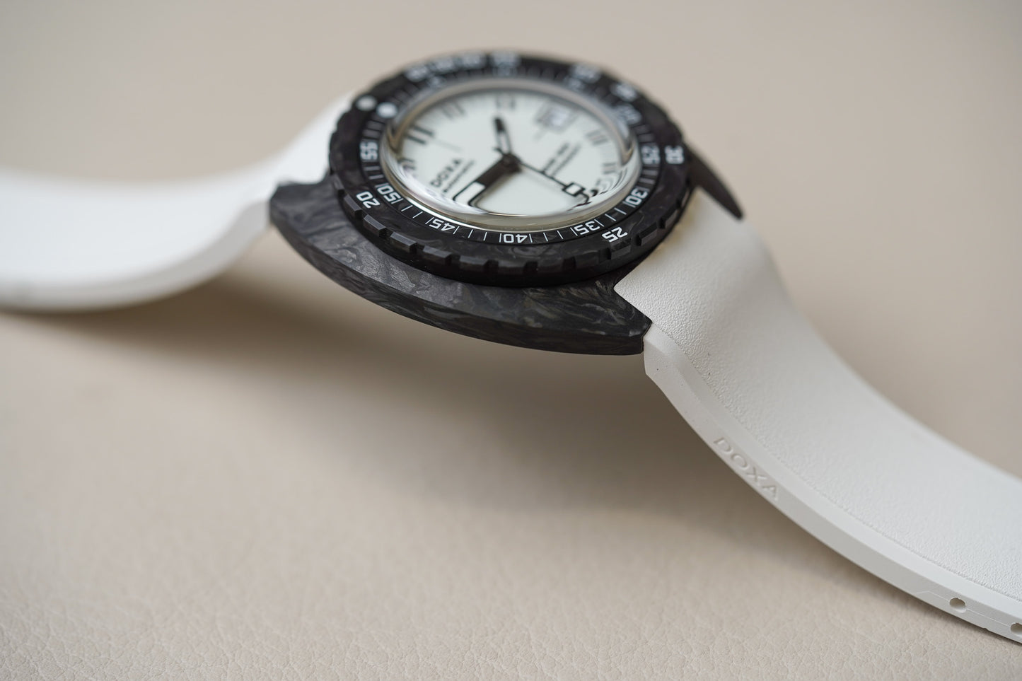 Doxa SUB 300 Carbon Whitepearl 822.70.011.23