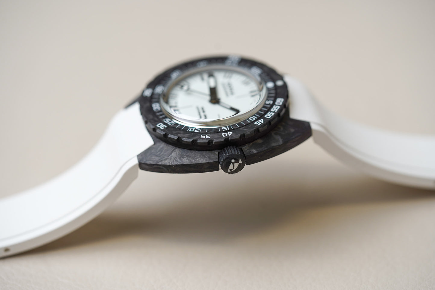 Doxa SUB 300 Carbon Whitepearl 822.70.011.23