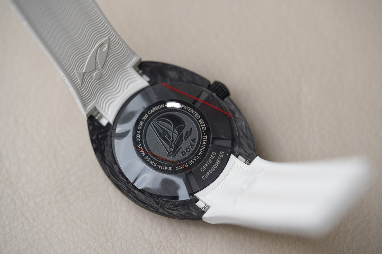 Doxa SUB 300 Carbon Whitepearl 822.70.011.23