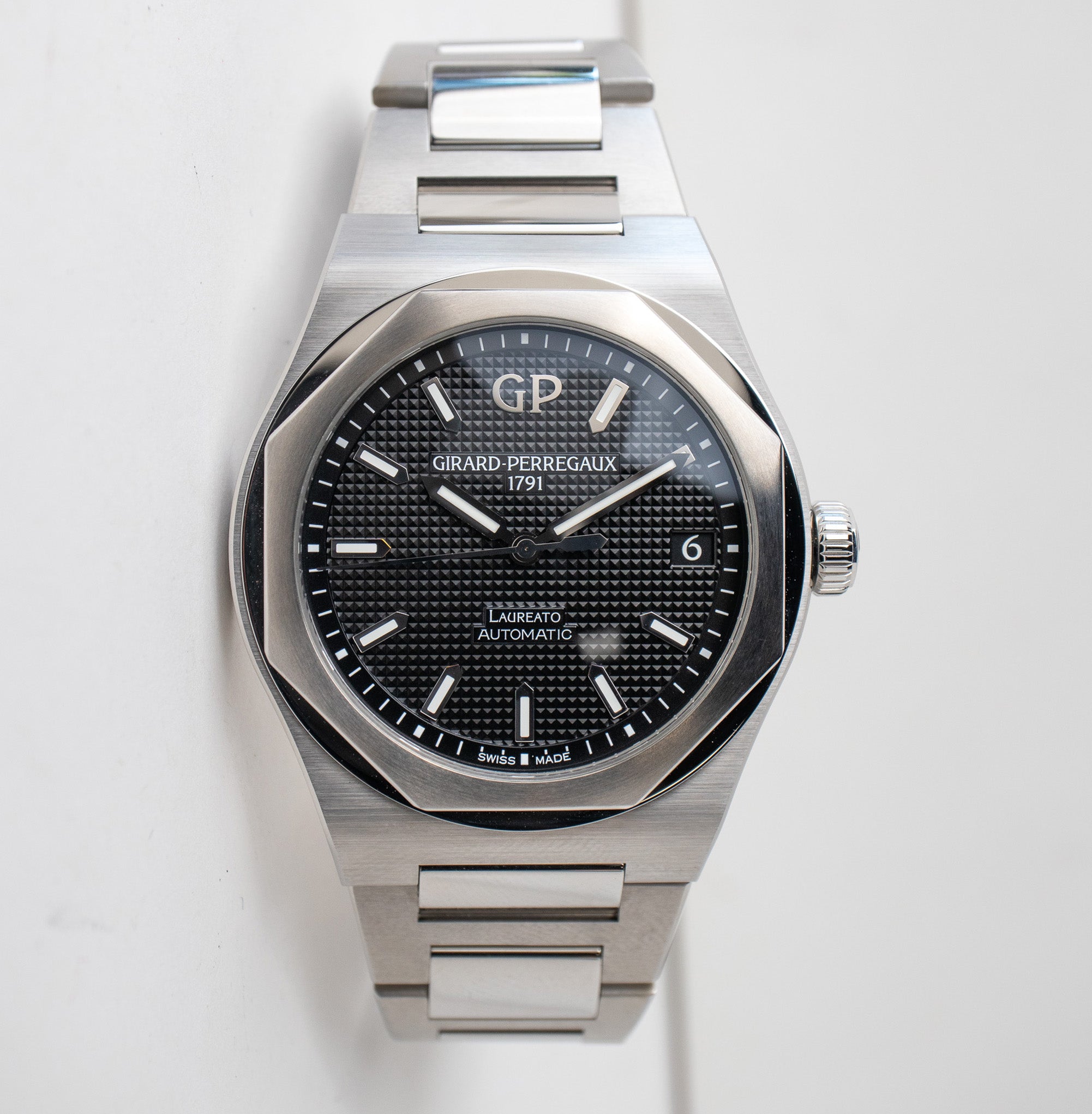 Girard Perregaux Laureato 42mm 81010 11 634 11A Belmont Watches