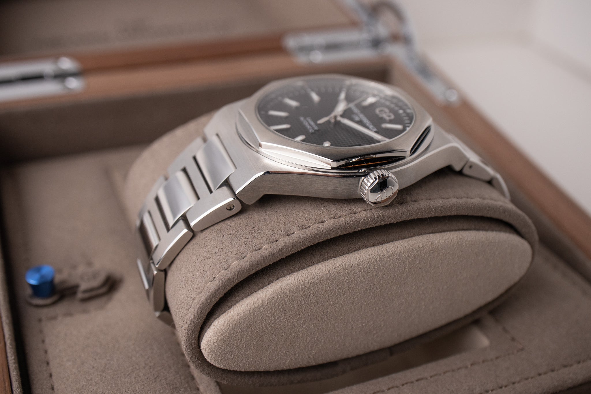 Girard-Perregaux Laureato 42mm 81010-11-634-11A