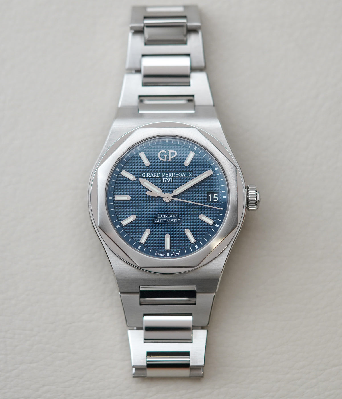 Girard-Perregaux Laureato 42mm Blue 81010-11-431-11A