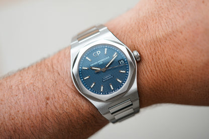 Girard-Perregaux Laureato 42mm Blue 81010-11-431-11A