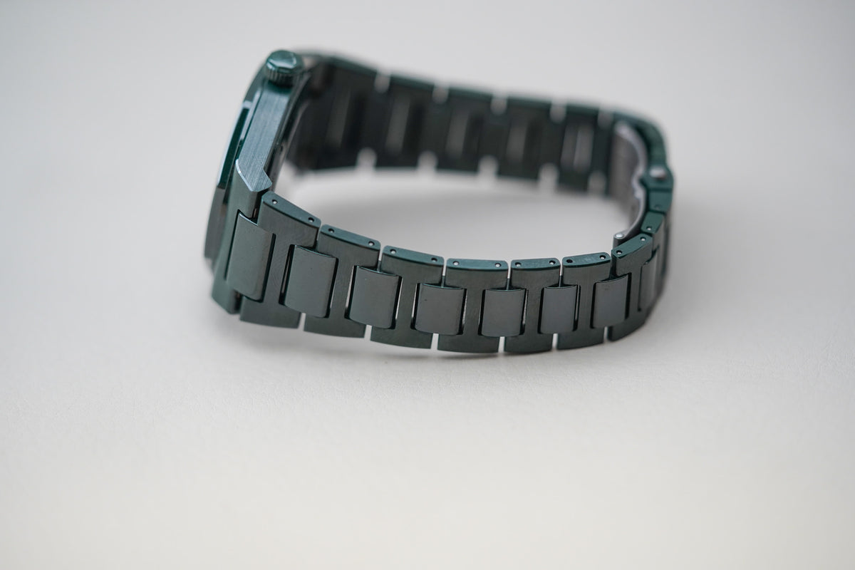 Girard-Perregaux Laureato Green Ceramic 42 Aston Martin Edition 8101-32-3081-1CX