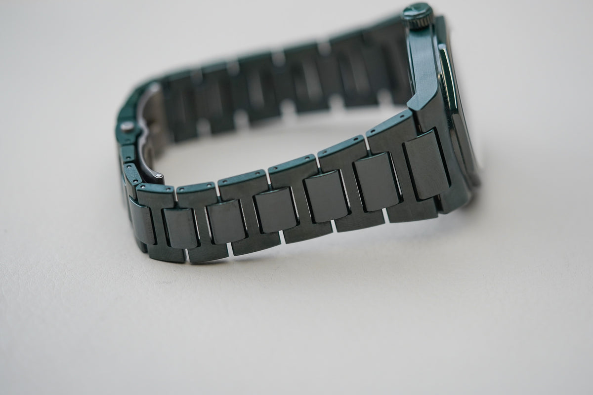 Girard-Perregaux Laureato Green Ceramic 42 Aston Martin Edition 8101-32-3081-1CX