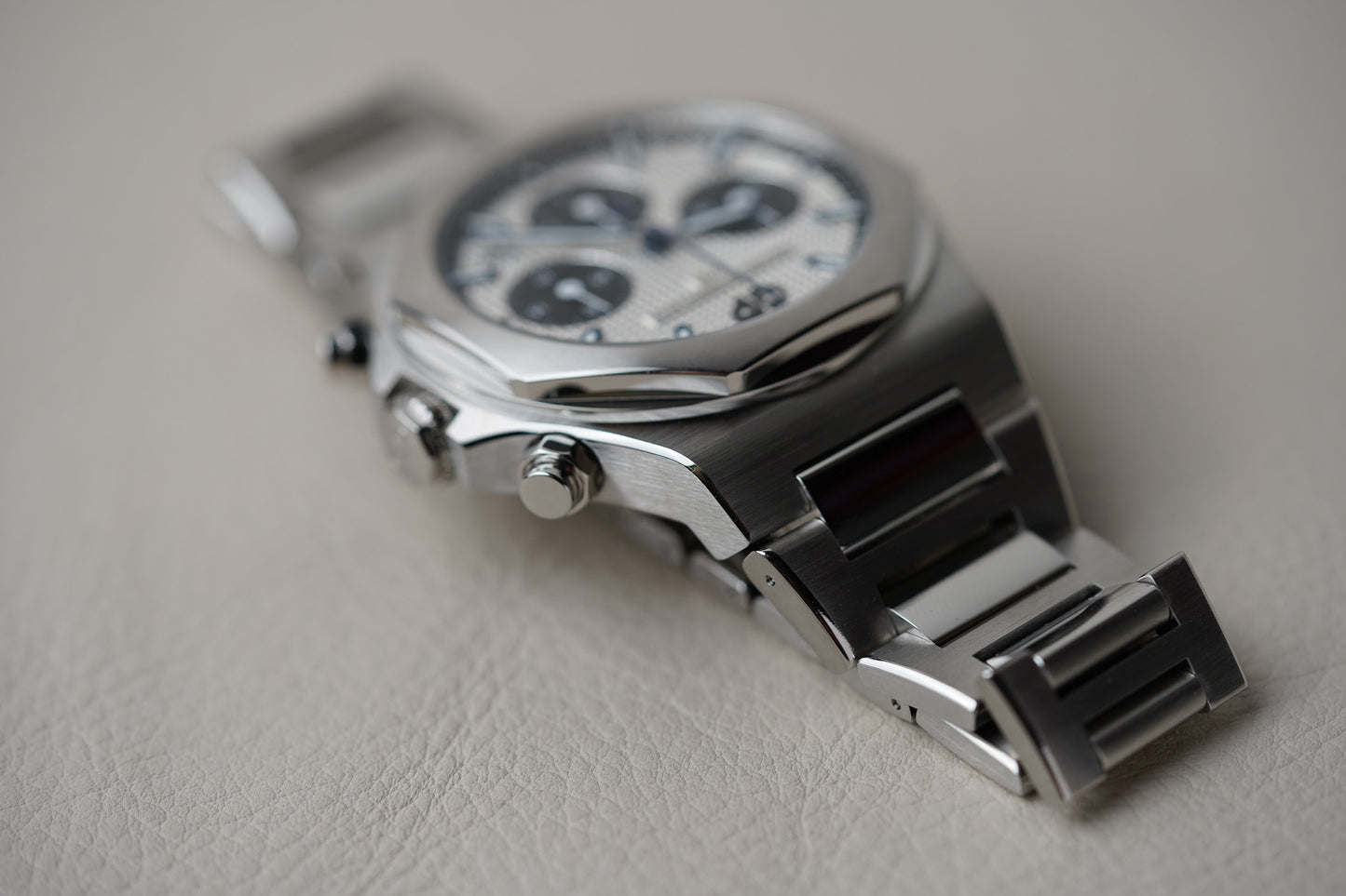 Girard Perregaux Laureato Chronograph 42mm 81020-11-131-11A Panda