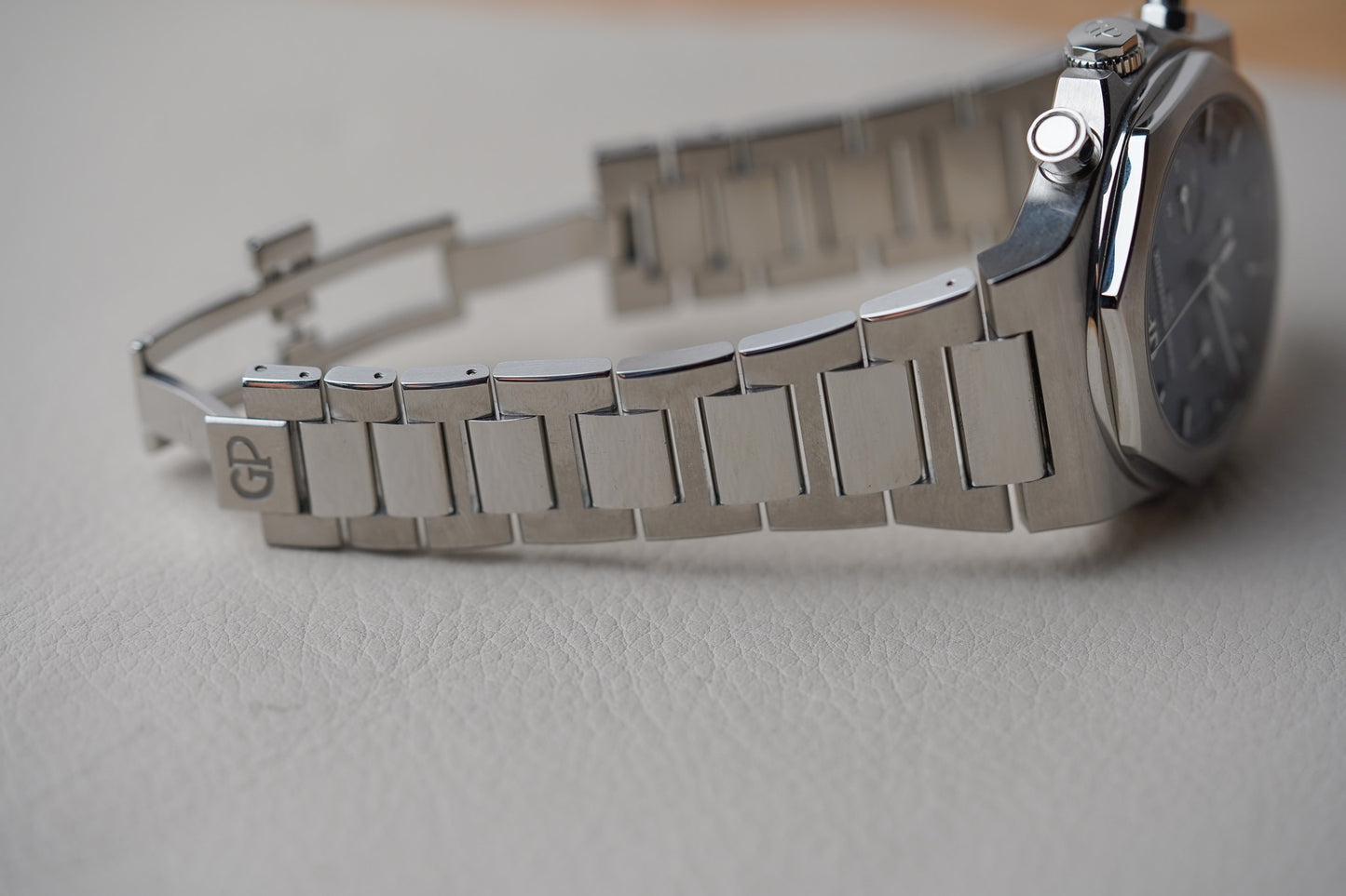 Girard Perregaux Laureato Chronograph 42mm 81020-11-431-11A