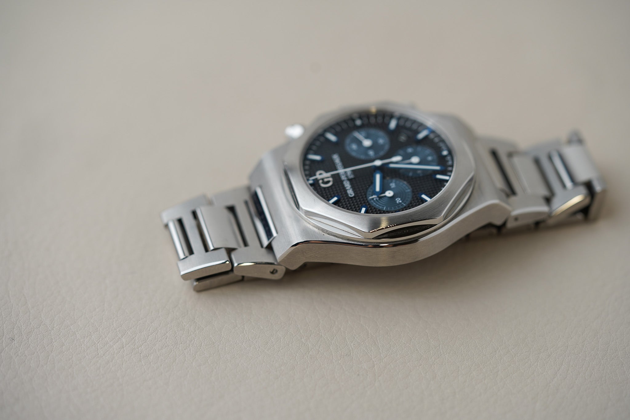 Girard Perregaux Laureato Chronograph 42mm 81020-11-631-11A