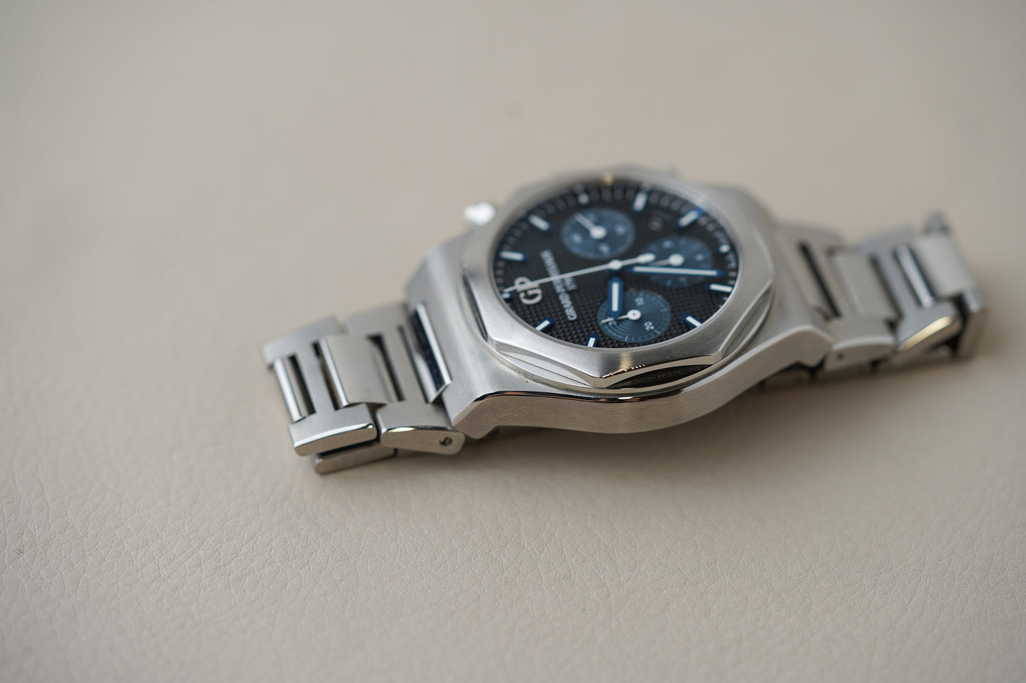 Girard Perregaux Laureato Chronograph 42mm 81020-11-631-11A