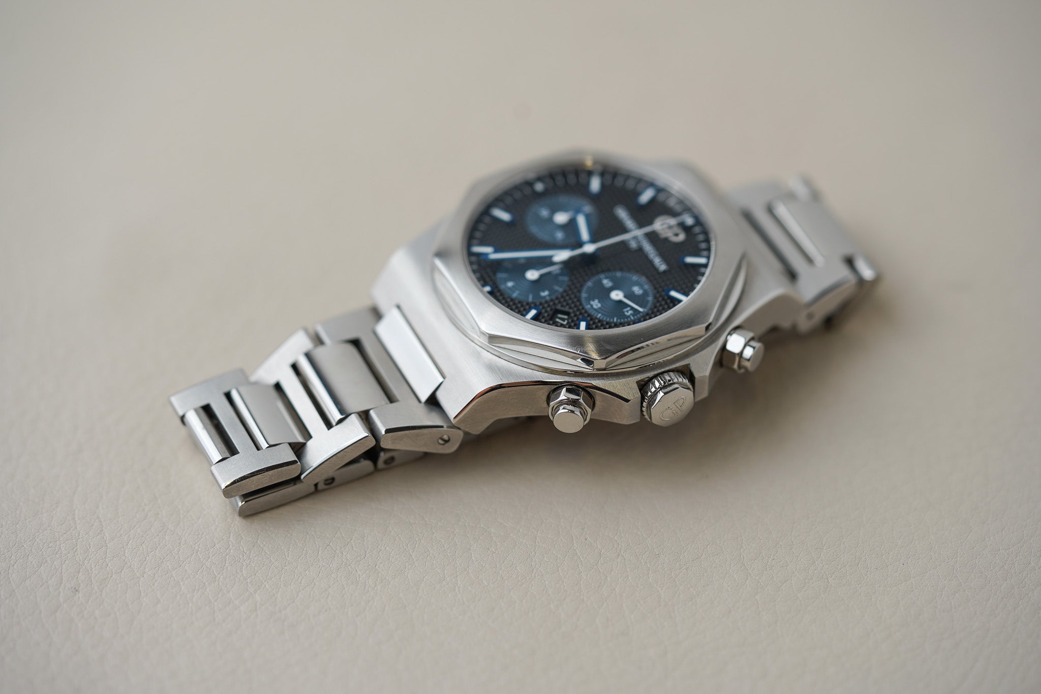 Girard Perregaux Laureato Chronograph 42mm 81020-11-631-11A