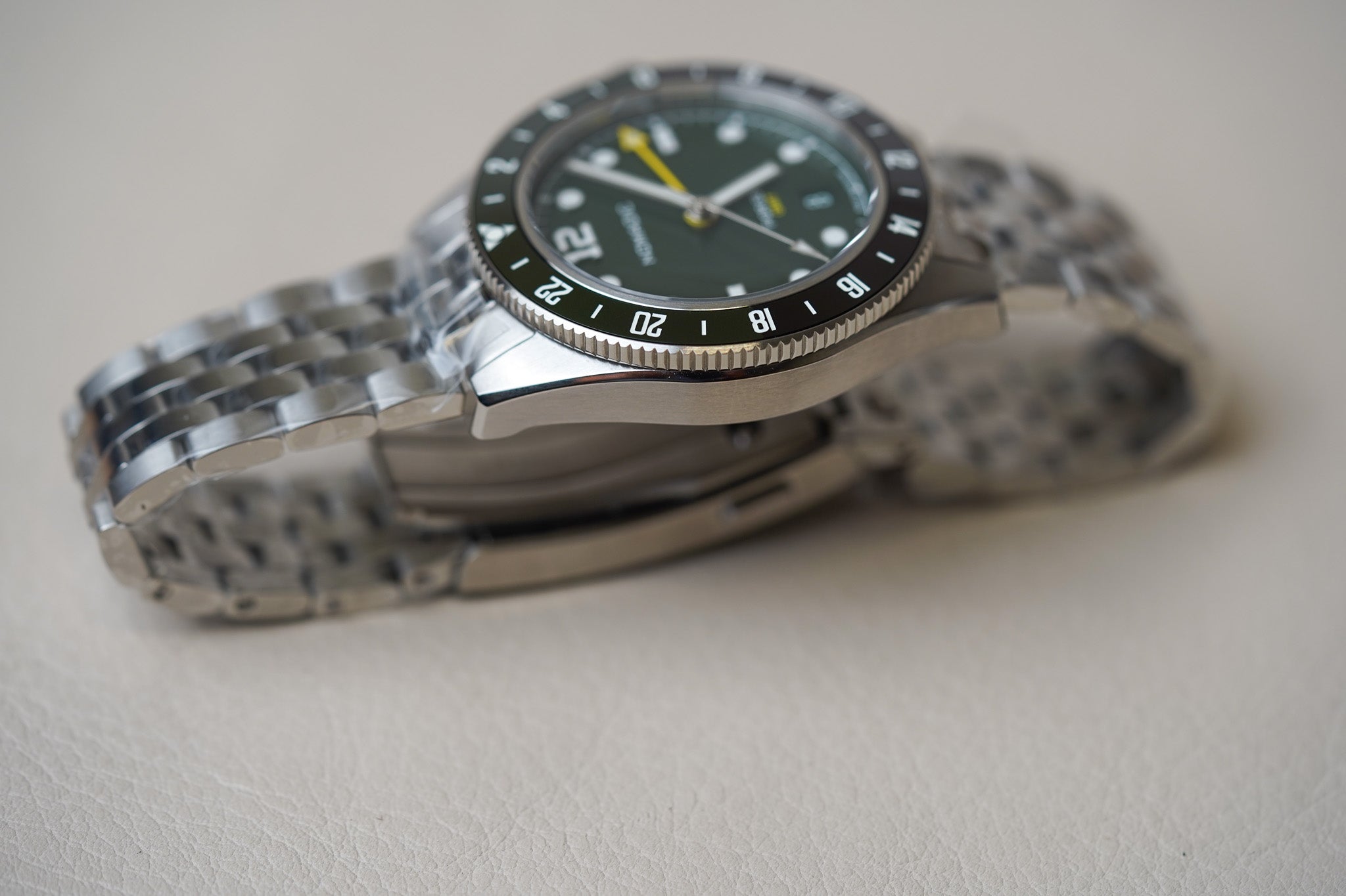 Nomadic Fior 555 GMT Emerald Abyss