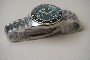 Nomadic Fior 555 GMT Emerald Abyss