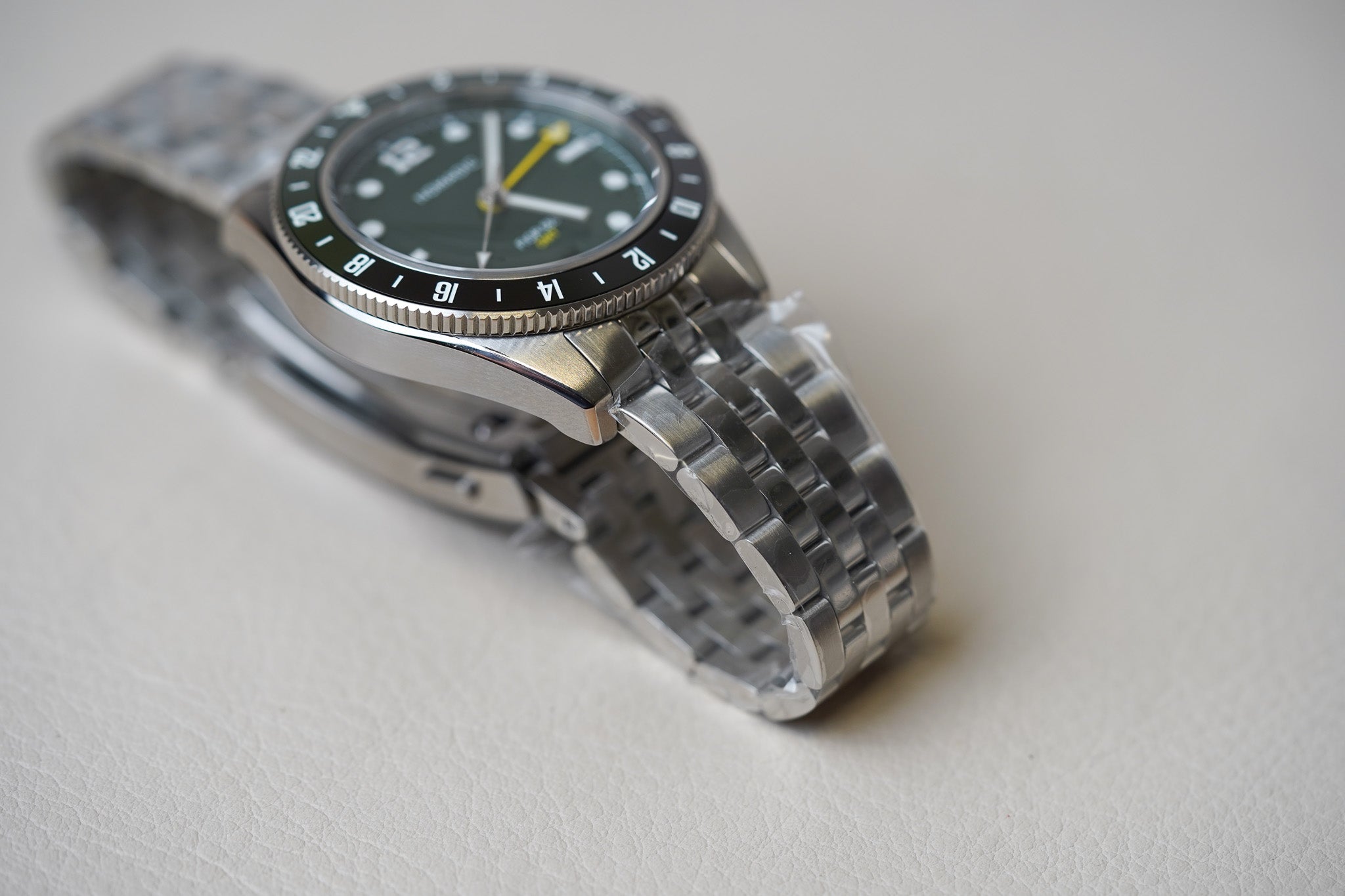 Nomadic Fior 555 GMT Emerald Abyss