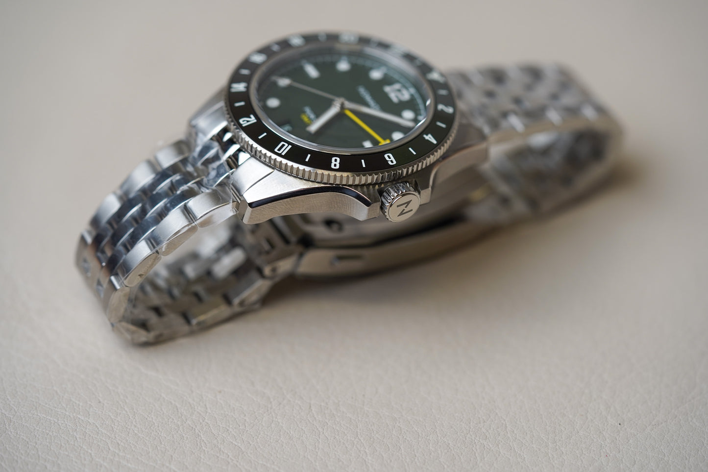 Nomadic Fior 555 GMT Emerald Abyss