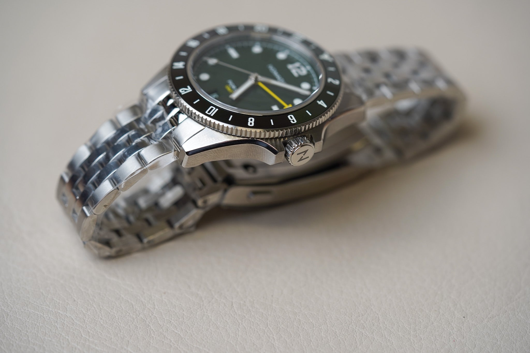 Nomadic Fior 555 GMT Emerald Abyss