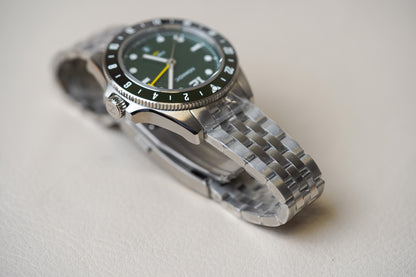 Nomadic Fior 555 GMT Emerald Abyss