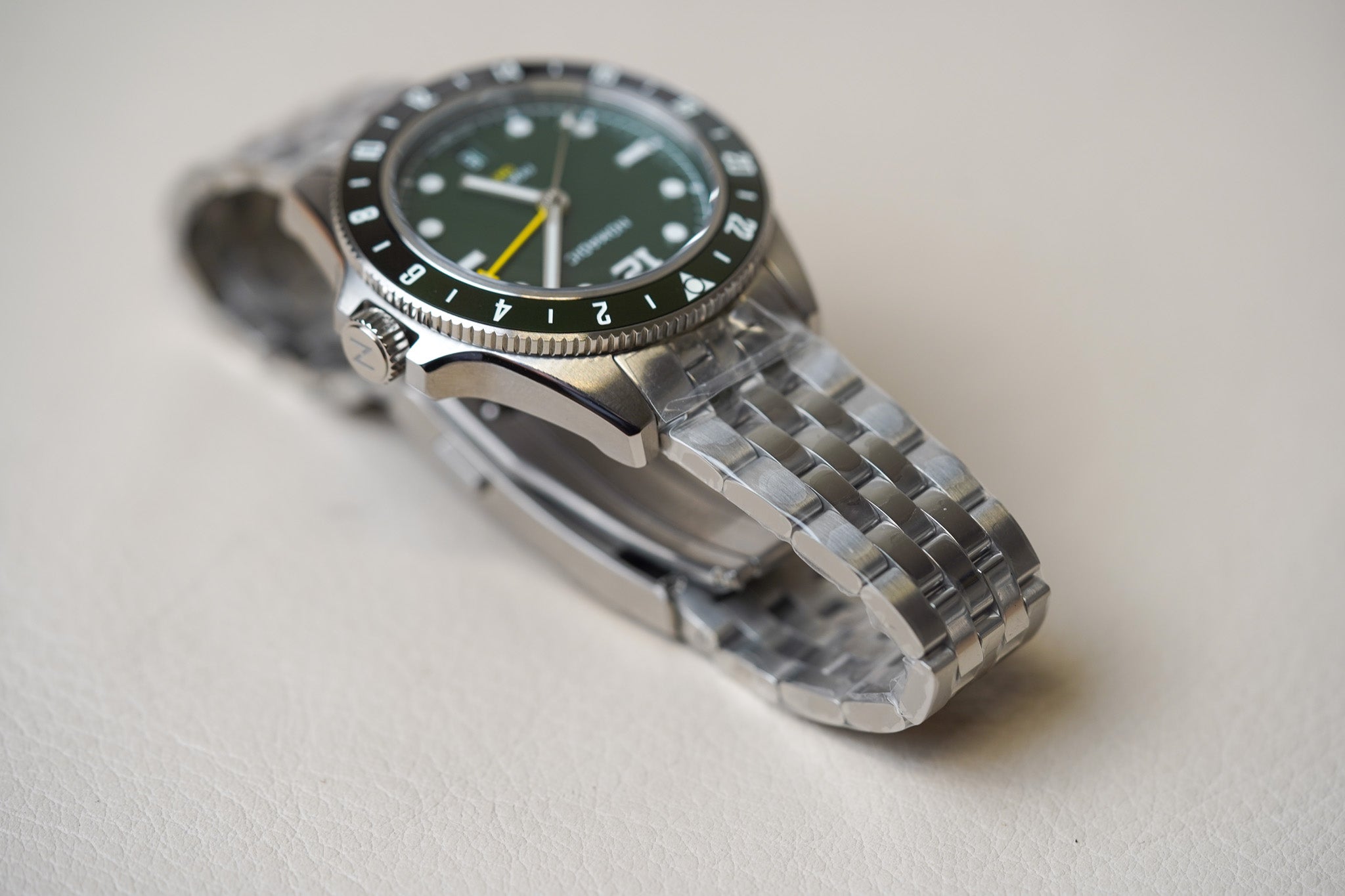 Nomadic Fior 555 GMT Emerald Abyss