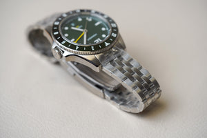 Nomadic Fior 555 GMT Emerald Abyss