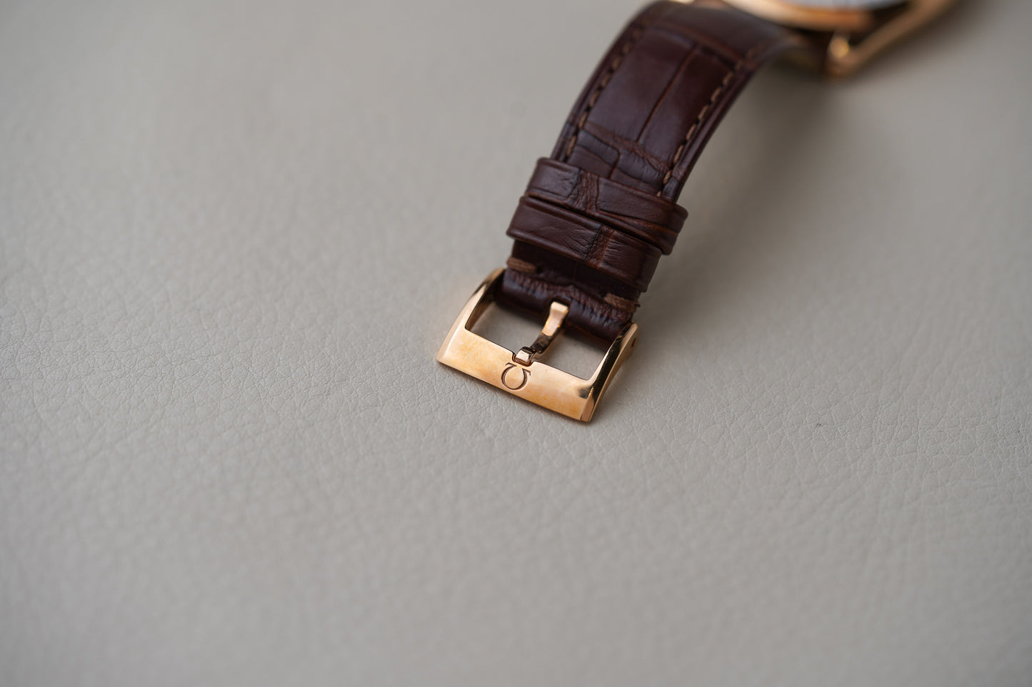 Omega De Ville Tresor Sedna Gold 432.53.40.21.02.002