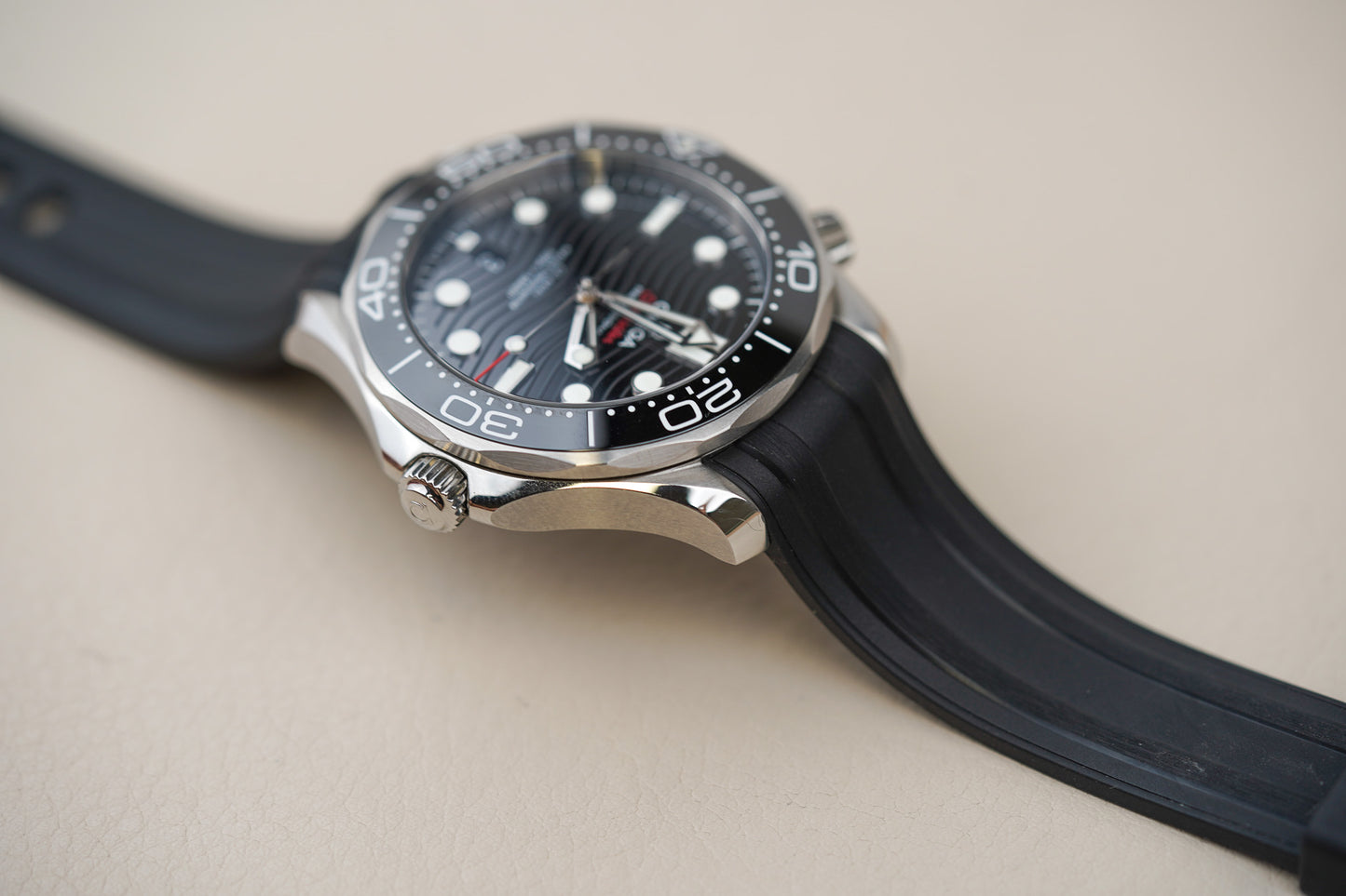 Omega Seamaster 300M Black Dial Rubber 210.32.42.20.01.001