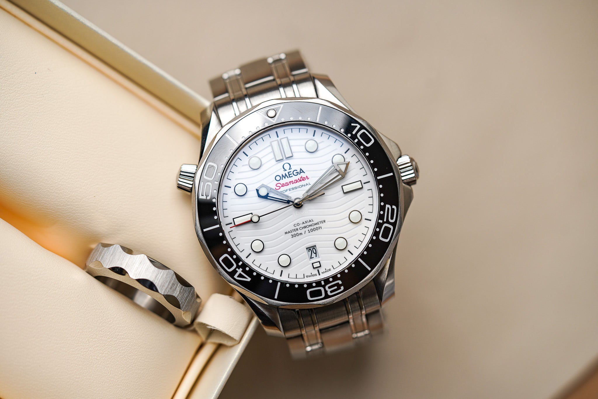 Omega Seamaster 300M White 210.30.42.20.04.001