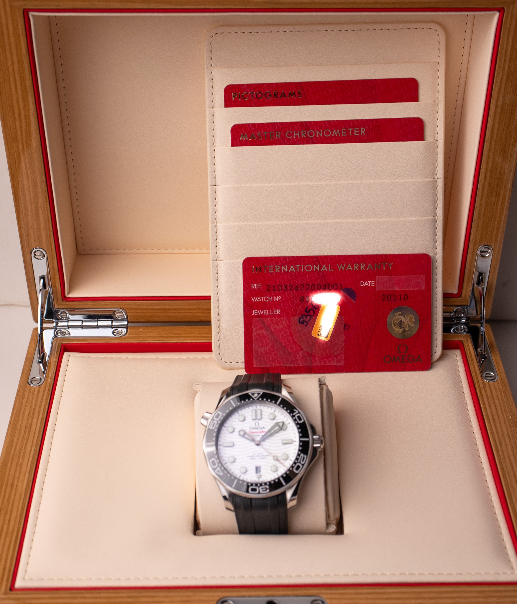 Omega Seamaster 300M White 210.32.42.20.04.001