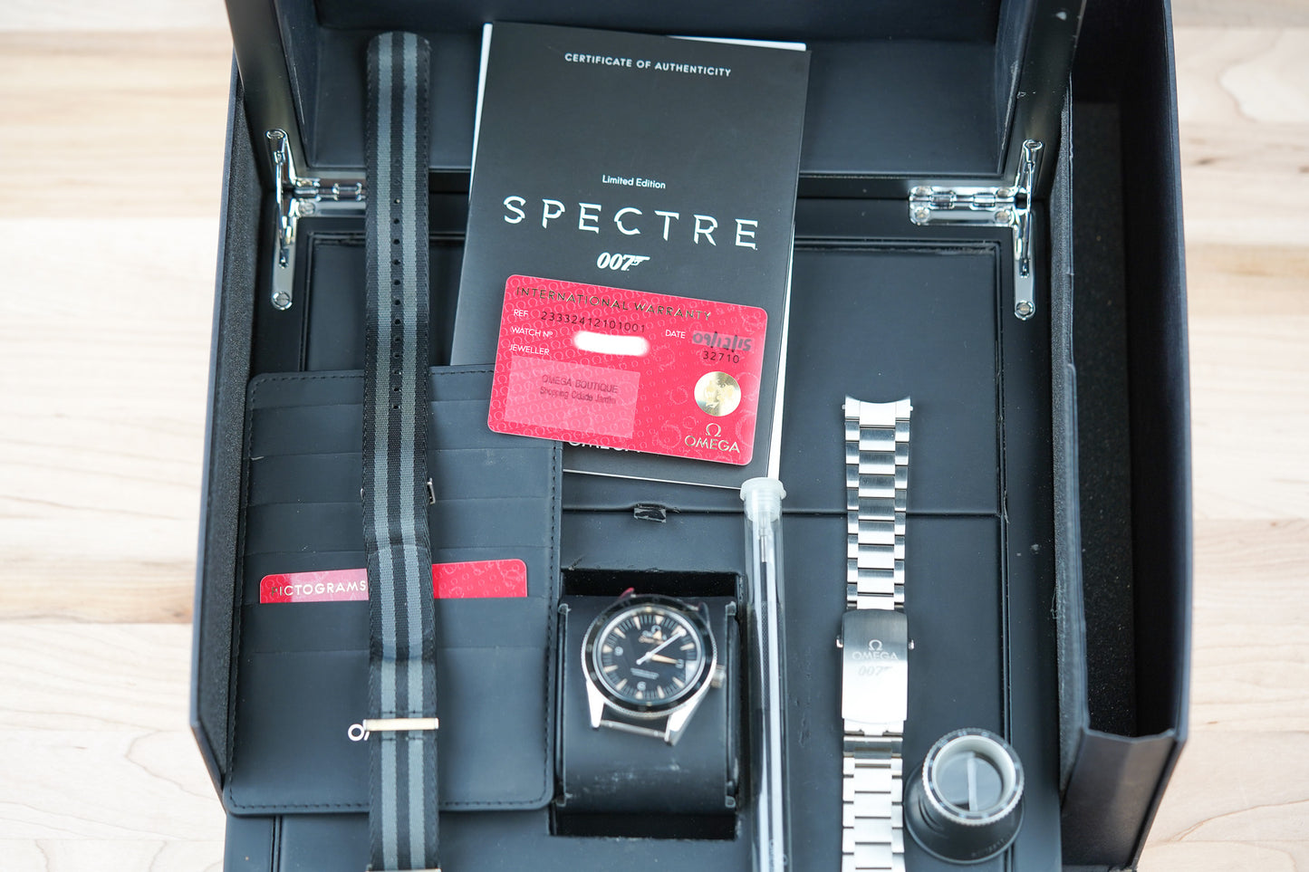 Omega Seamaster 300 Spectre James Bond 007 233.32.41.21.01.001