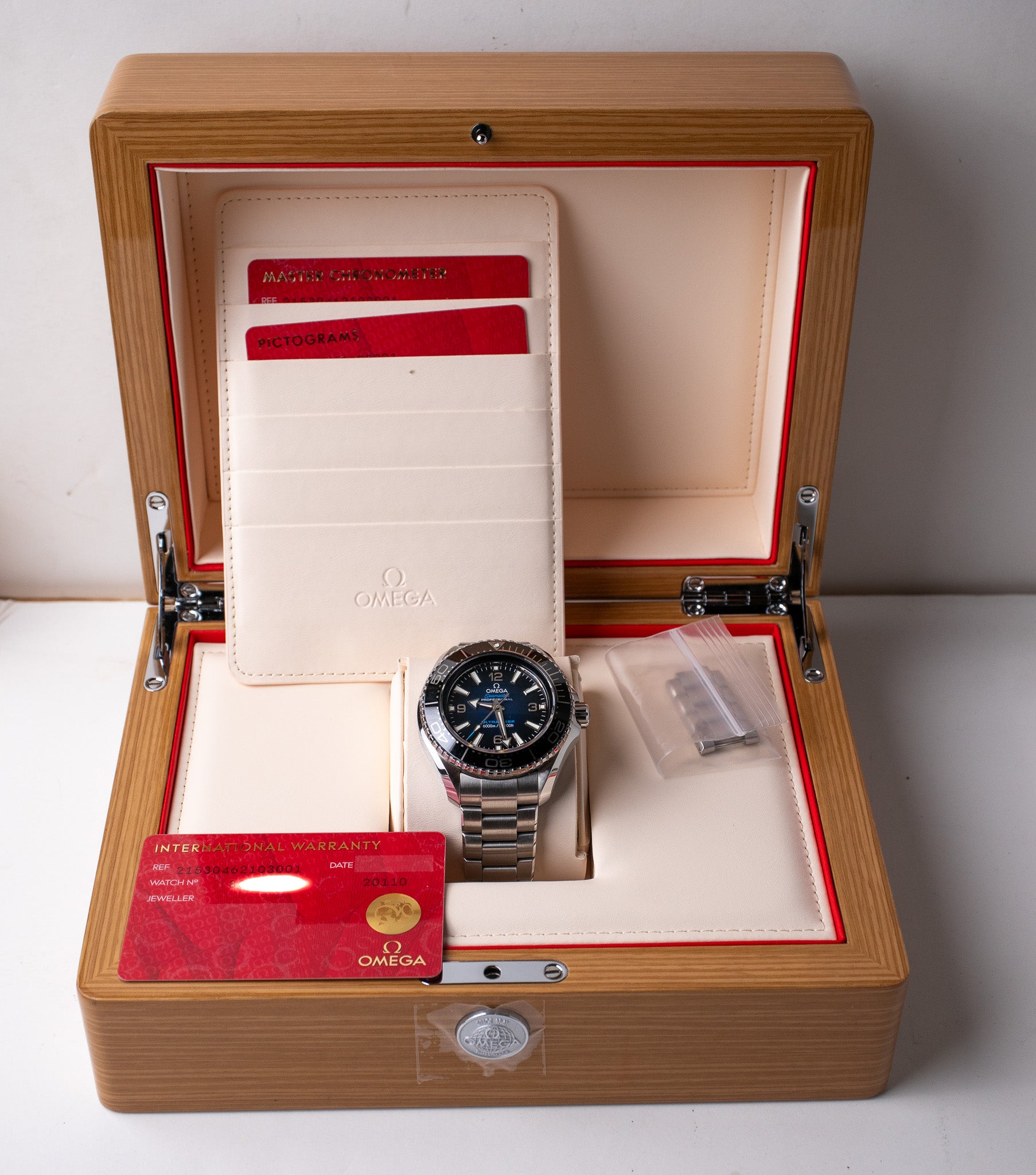 Omega Seamaster Planet Ocean 6000M Ultra Deep 215.30.46.21.03.001