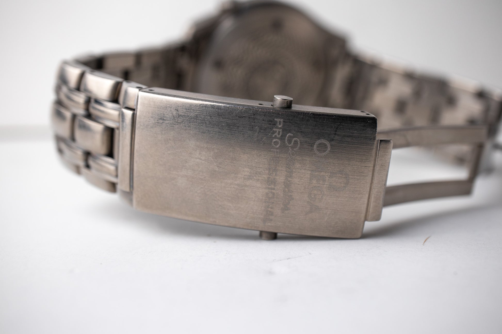 Omega Seamaster reference 2231.80 Electric Blue dial Men's watch clasp 