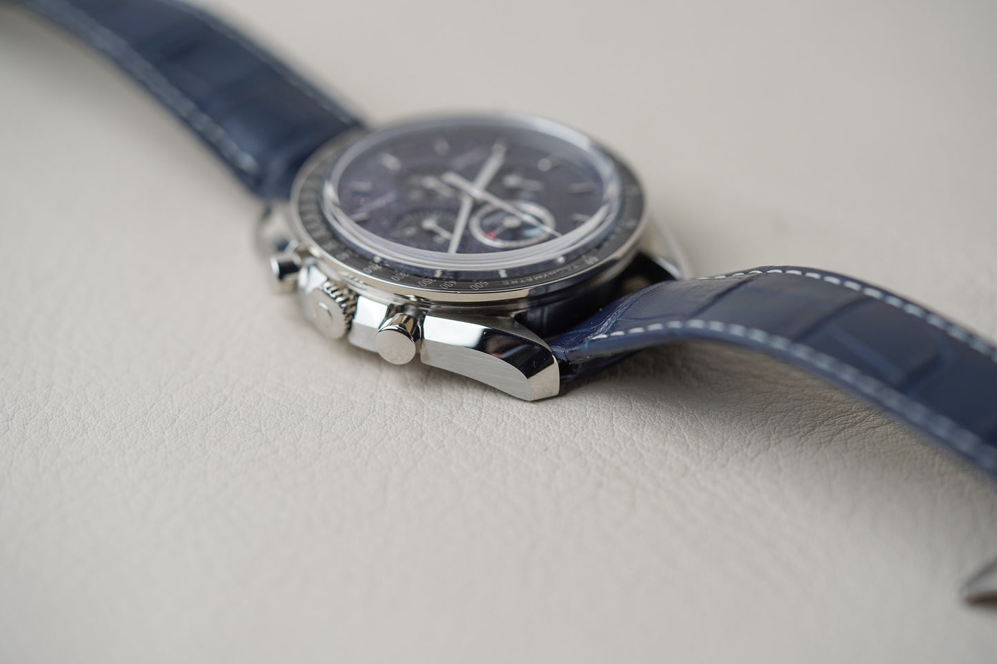 Omega Speedmaster Moonphase Aventurine 311.33.44.32.01.001