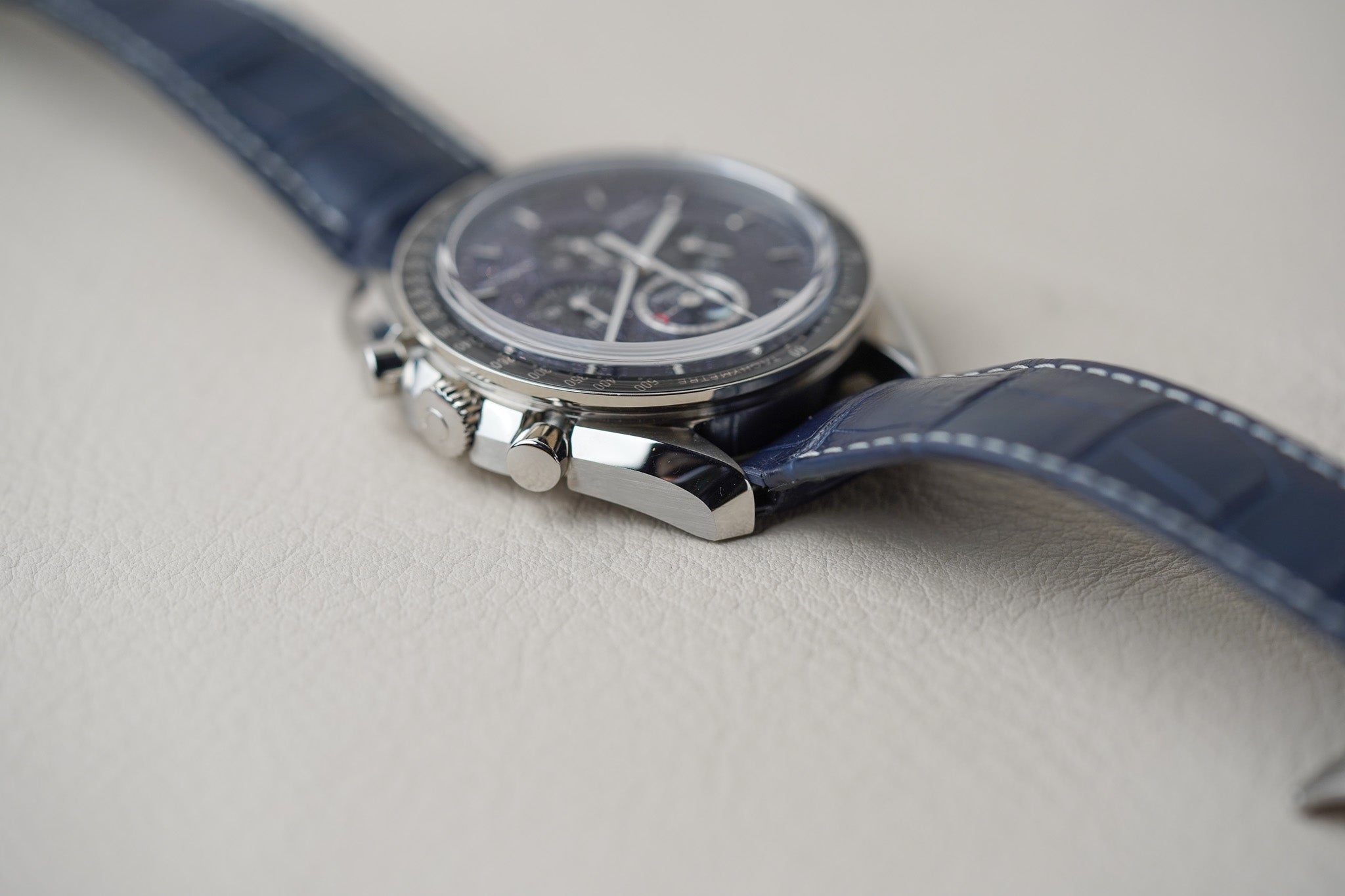 Omega Speedmaster Moonphase Aventurine 311.33.44.32.01.001