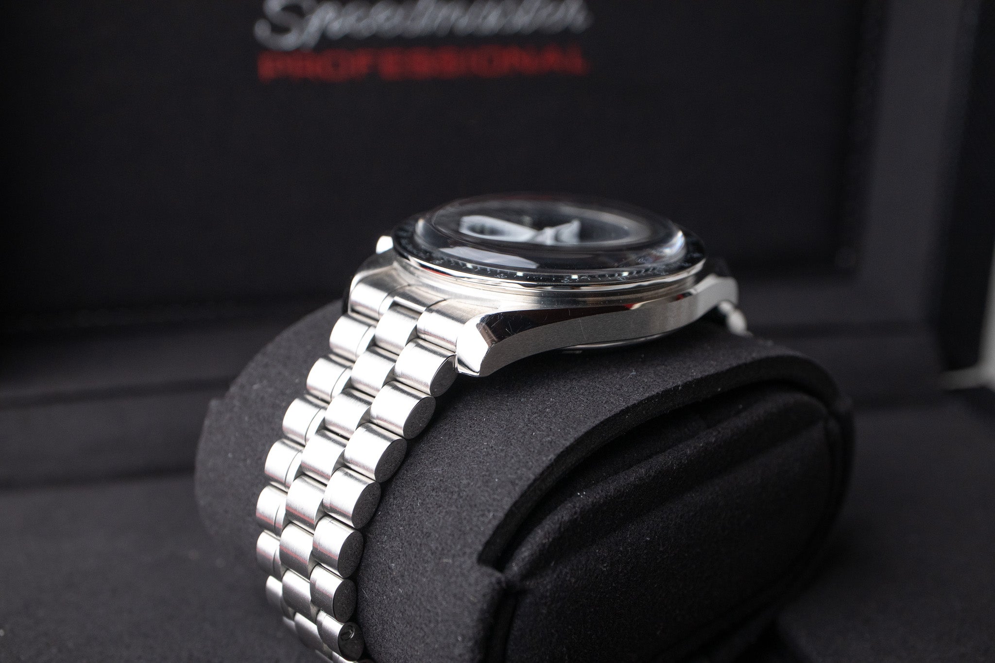 Omega Speedmaster Moonwatch referance 310.30.42.50.01.00 top left side of case