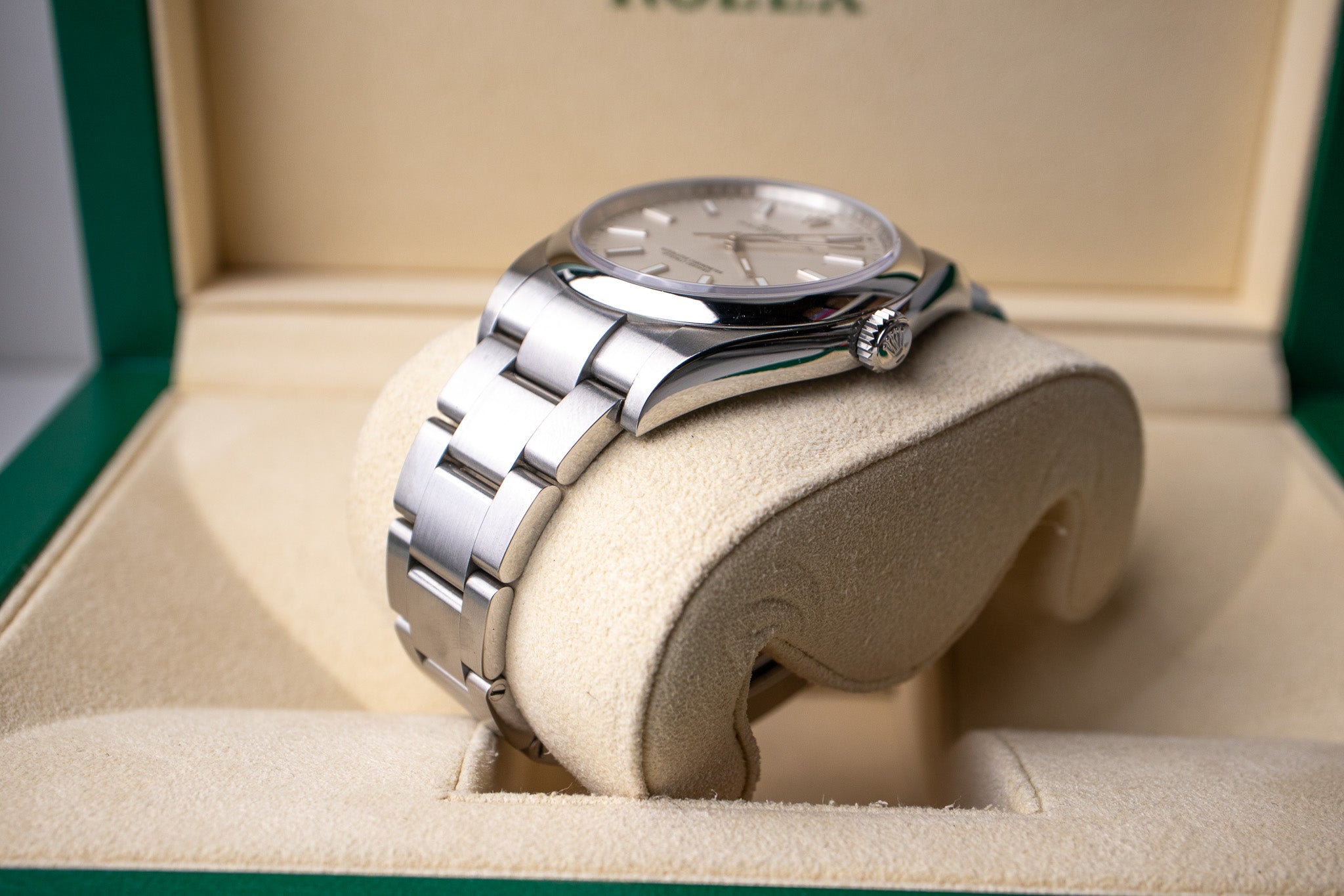 Rolex oyster sales perpetual 39 wrist
