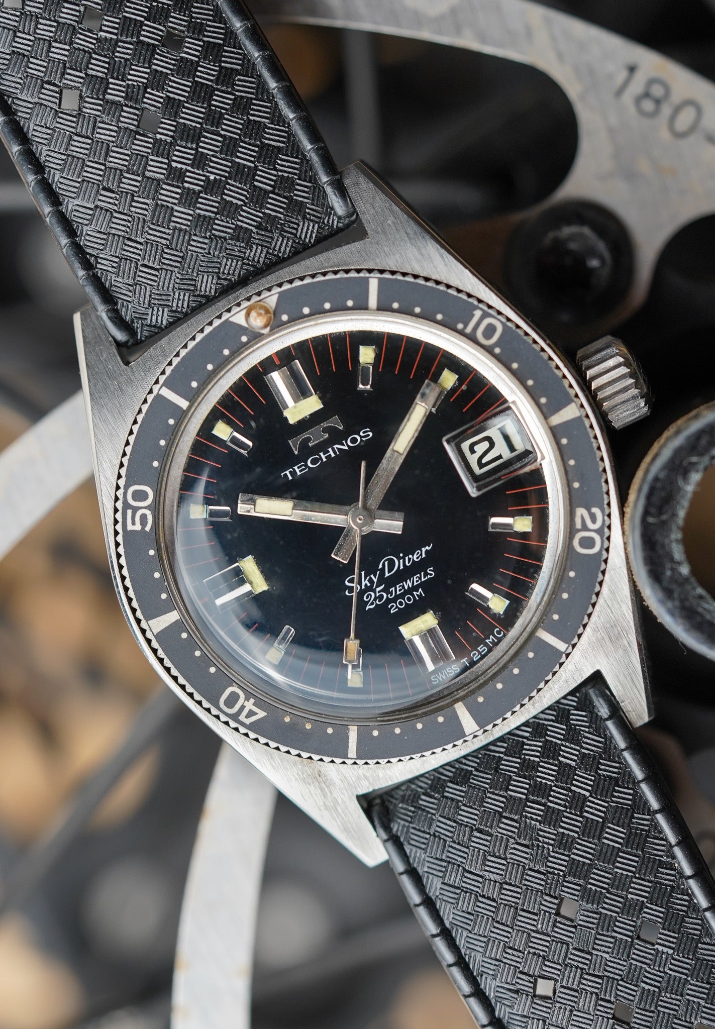 動作品 TECHNOS SKY DIVER 200m メンズ クオーツ Technos Sky Diver 200m 1903.2-68 – Belmont Watches