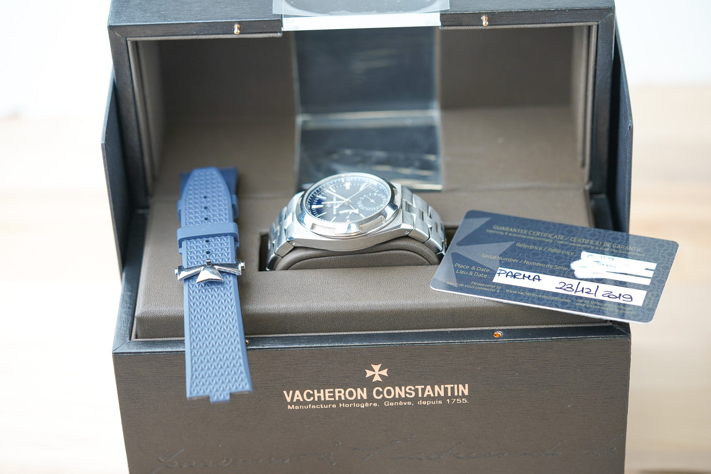 Vacheron Constantin Overseas Dualtime 4900V/110A-B334