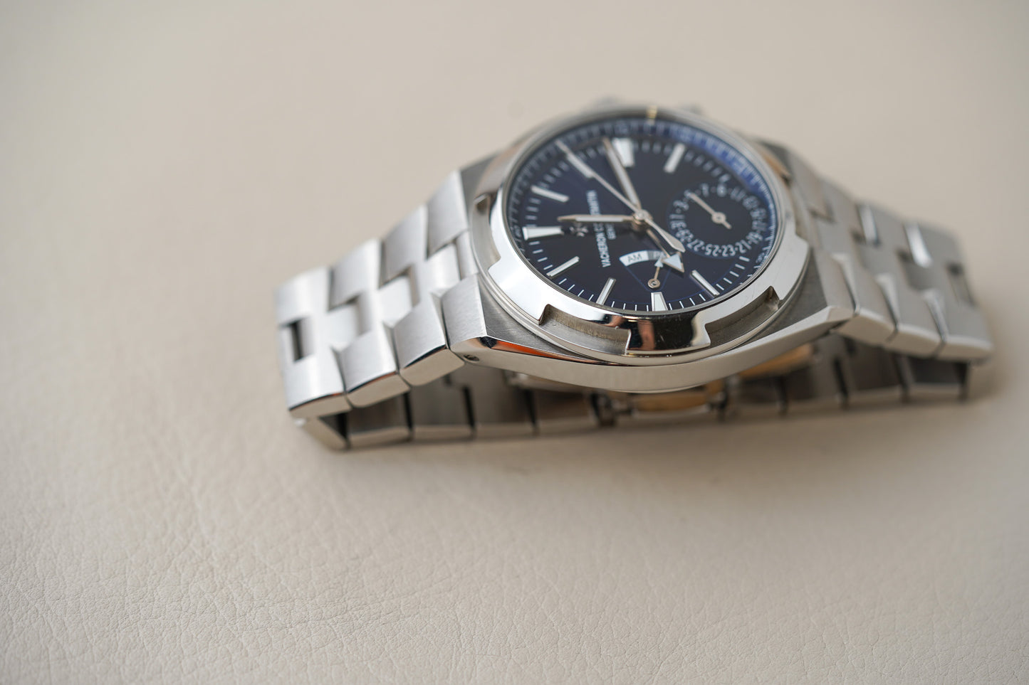 Vacheron Constantin Overseas Dualtime 4900V/110A-B334