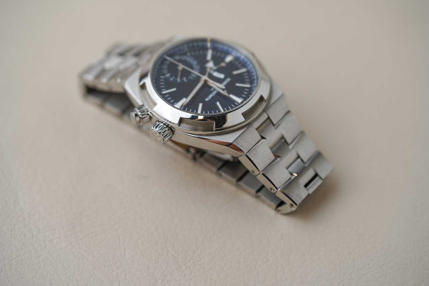 Vacheron Constantin Overseas Dualtime 4900V/110A-B334