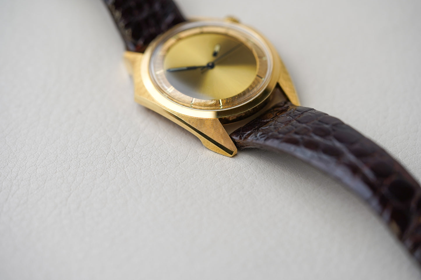 1970's Zodiac Olympos Mystery Dial Florentine Manta Ray 18k YG 4004 705