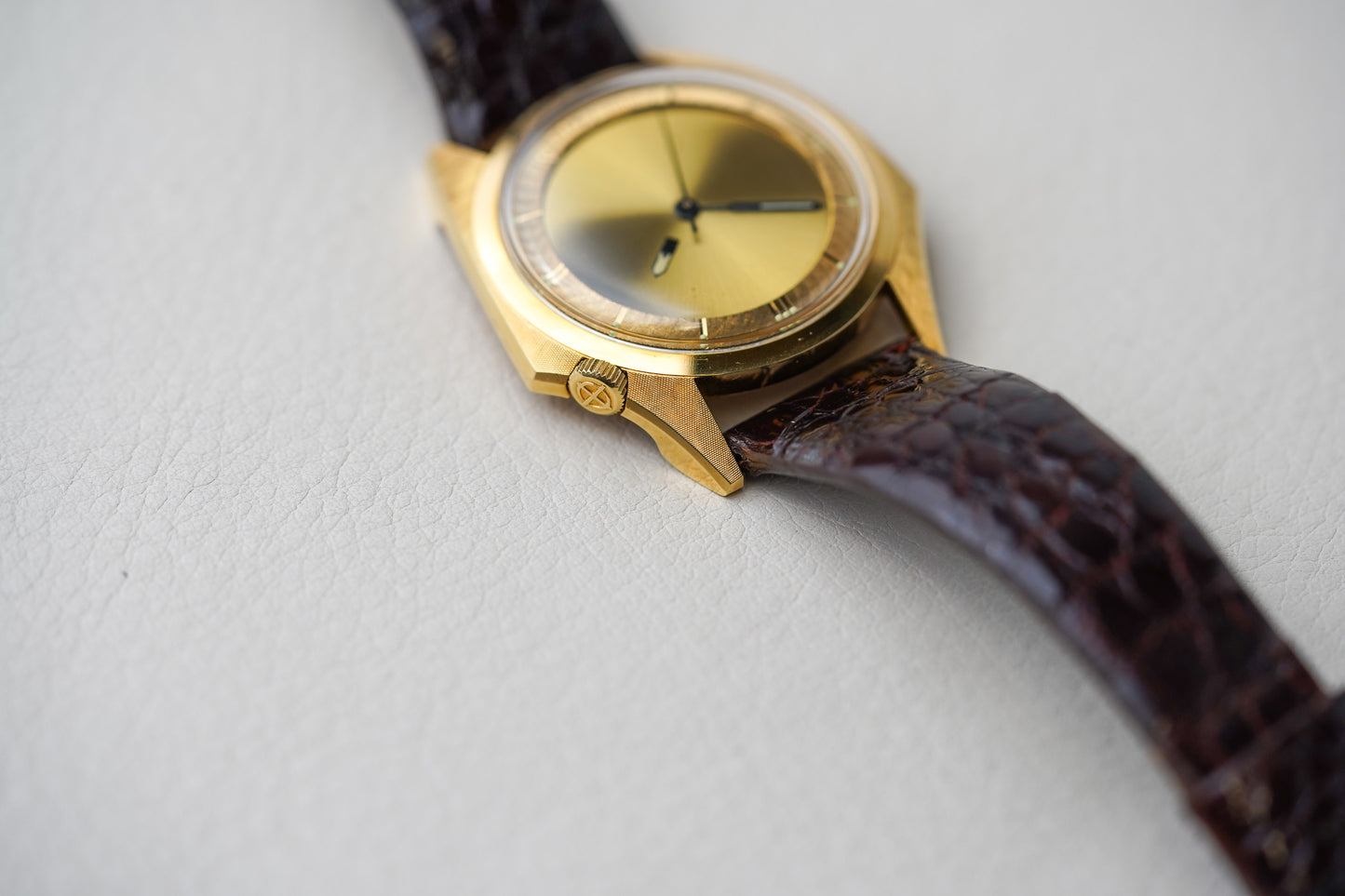 1970's Zodiac Olympos Mystery Dial Florentine Manta Ray 18k YG 4004 705