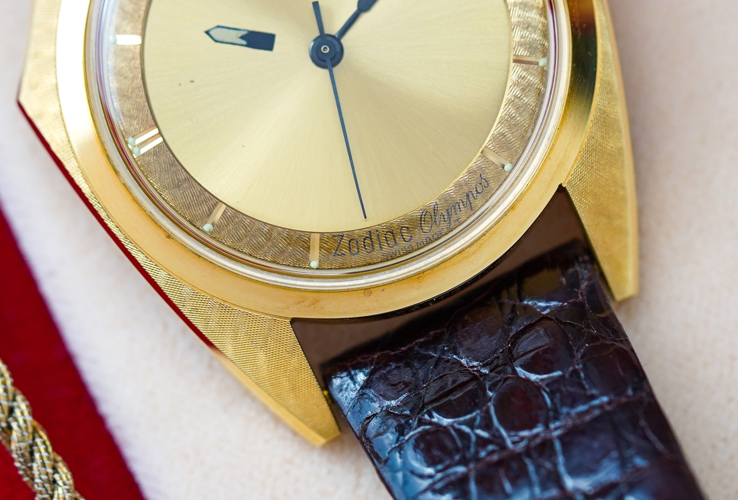 1970's Zodiac Olympos Mystery Dial Florentine Manta Ray 18k YG 4004 705