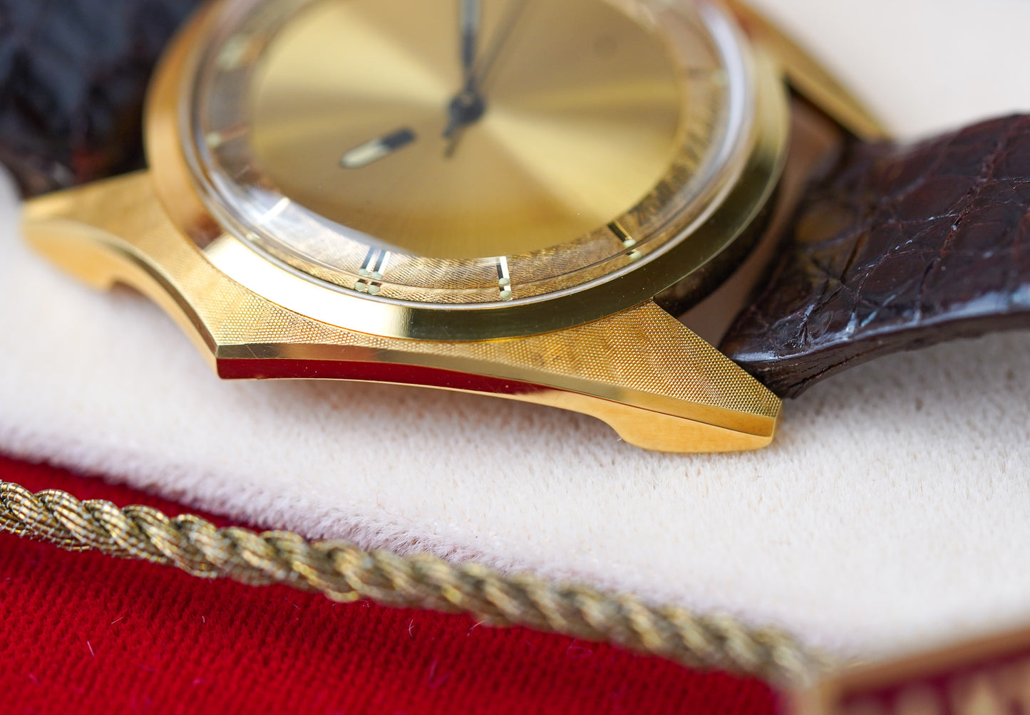 1970's Zodiac Olympos Mystery Dial Florentine Manta Ray 18k YG 4004 705