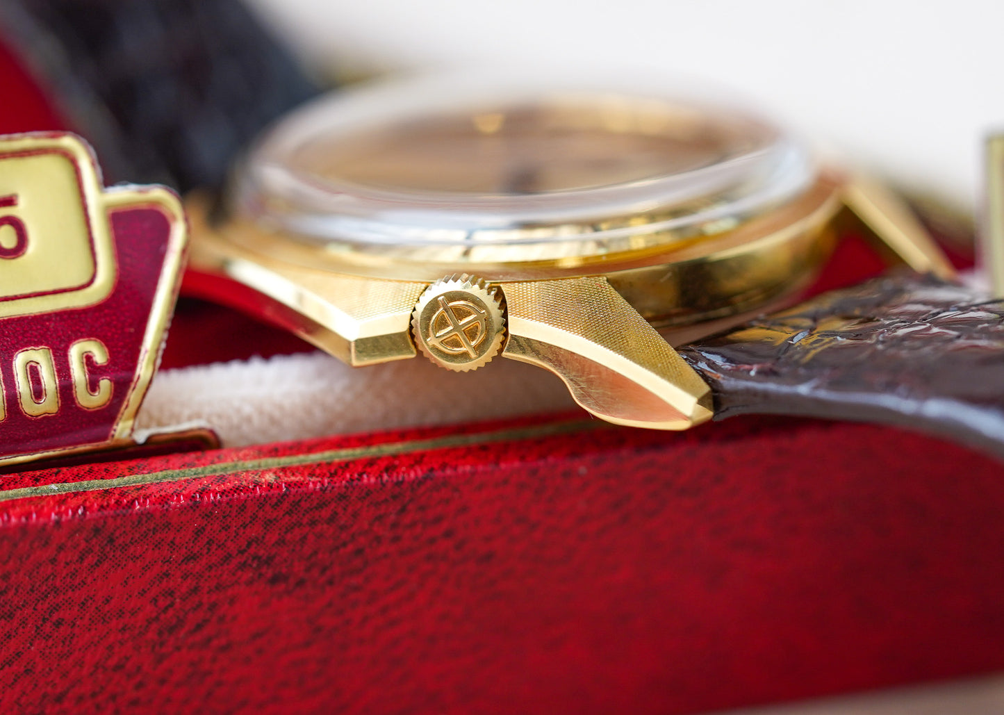 1970's Zodiac Olympos Mystery Dial Florentine Manta Ray 18k YG 4004 705