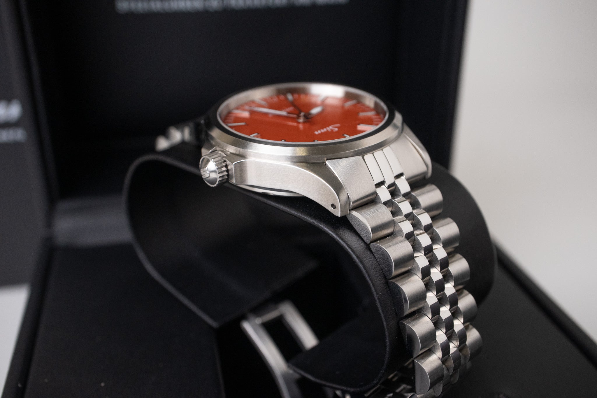 Sinn 556 Karneolrot 556.0116 – Belmont Watches